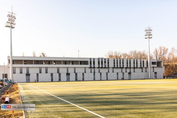 Symboliczna zamiana miejsc – nowy budynek piłkarzy nabiera kształtów, „krzywy domek” przy Olimpijskiej odchodzi w niepamięć